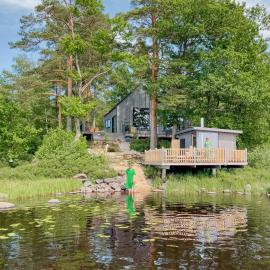 Architectural Cabin With Magnificent Lake View – hotel w mieście Ryssby