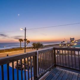 Bombora Suites #301 | Dolphin Suite, hotelli kohteessa Flagler Beach