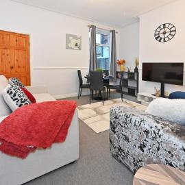 Campbell Place 4 Bed Sleeps 6 -7 Parking and Fast WiFi