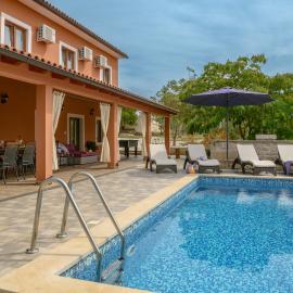 Villa Percan - Spacious Family Home with Private Pool on a 4000 Square Meter Plot, hotel in Krnica