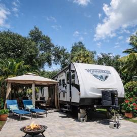 Sun RV in Trailer park, hotel u gradu Nejpls