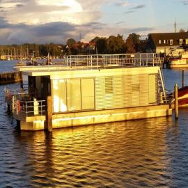 Hausboot Charlotte im Hafen in Ribnitz-Damgarten, hotel in Ribnitz-Damgarten