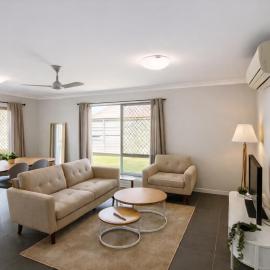Spacious 4-Bedroom Home in Caboolture with Parking, hotelli kohteessa Caboolture