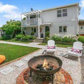 Little Beach Gem - with Hot Tub, hotel i Tairua