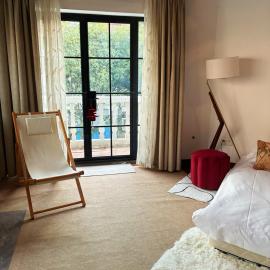 Shanghai Historical Forest Cabin loft With Balcony at second floor near middle Huaihai road, hotelli kohteessa Shanghai