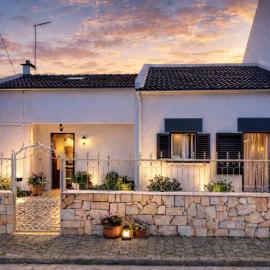 Stay in Corroios Near Lisbon and 15 Min from the Beach - Casa Acolhedora em Corroios Perto de Lisboa e da Praia – hotel w mieście Corroios