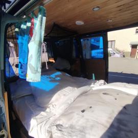 Van avec cuisine extérieure proche d'un lac, Hotel in Séez