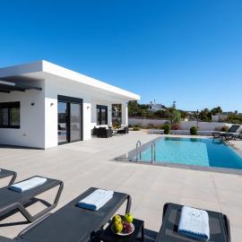 Blue Ferma - Modern Villa with Private Pool – hotel w mieście Ferma