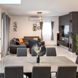 4 Bedroom Luxurious Home In Raslina