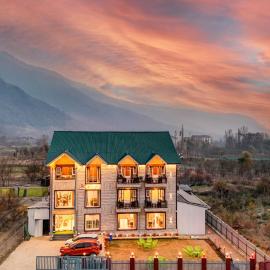 Hotel Classy Castle, hotel di Kolur