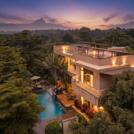 StayVista at Belmonte with Bonfire, Jacuzzi, hotel v mestu Karjat