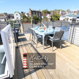 Penderic - 3 Bedroom Cowes Stay with Balcony & Panoramic Solent Views Close to Shops, Cafés, Sailing Clubs & Beach