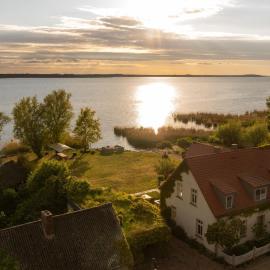 Ferienhaus Peeneblick - exklusives Traumhaus in Direktlage am Wasser mit Bootssteg und Aussensauna