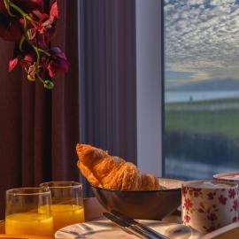 Panoramic Sea-View Family Appartment , Free Parking, Sleeps 6 , Walk to Beach, Station, & Town