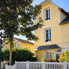 Maison spacieuse au coeur du Centre - Plage à pied, hotel in Luc-sur-Mer