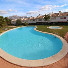 Adosado con piscina comunitaria