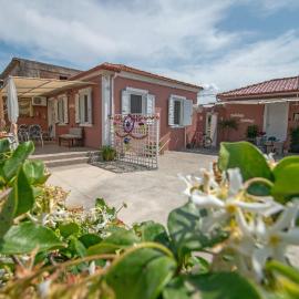 Dora's Beach Cottages, מלון בפלאנוס