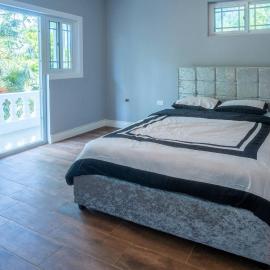 Modern Home 10minsToBeach, Private Cliff, AC WiFi