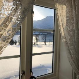 Country house on the scenic Kveøya Island, hótel í Borkenes