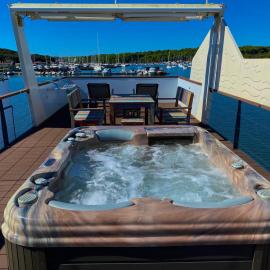 Hausboot Pula - Floating House Water Lily, hotel di Pula