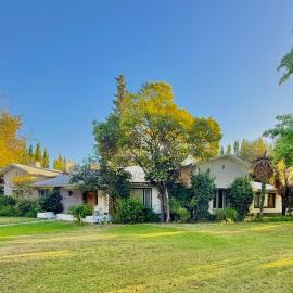 Chacra Los Cipreses - Casa completa con gran parque arbolado, 6 personas, entorno tranquilo, hotel en Cinco Saltos