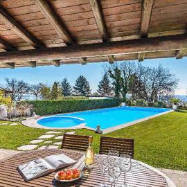 Casa Girasole - entire villa with pool, hotelli kohteessa Padenghe sul Garda