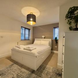 Bracknell Stylish 2 Bedroom Top Floor Apartment