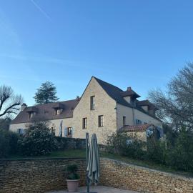 Charming 19th Century Farmhouse with Pool, hotel u gradu Vitrak