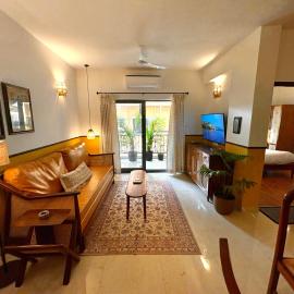 Candolim 1BHK with Private Jacuzzi and Balcony - 5 Minutes from Beach, hotelli kohteessa Candolim