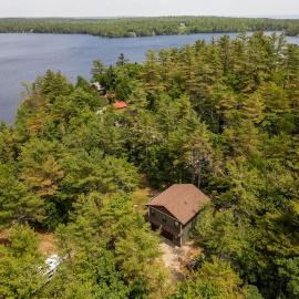Lakeside Getaway Fox Point Cabin, хотел в Chester
