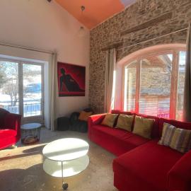 Authentic & charming dans les Monts du Lyonnais, animaux acceptés, Hotel in Larajasse