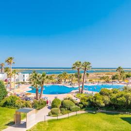 Resort Penthouse sea view, 2 pools and private beach, hotel u gradu Tavira