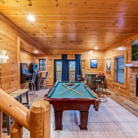 Luxury Cabin with Hot Tub, Game Room, Pool Table, 10min to Dollywood, hotel in Pigeon Forge