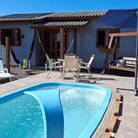 Casa com piscina aquecida, 3 quartos e 3 camas extras, hotel in Capão da Canoa