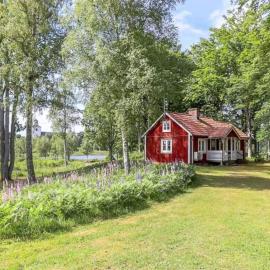 Beautiful Home In Urshult With Lake View، فندق في Urshult
