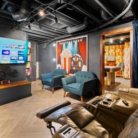 Rewind Vault-Luxe Home with Theater, Arcade and Bar, hotel v destinaci Omaha
