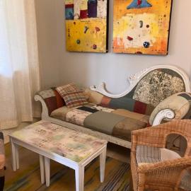 Cozy ,artistic cottage in a garden setting close to the beach and hiking trails., hôtel à Powell River