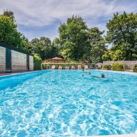 Bungalowpark Het Verscholen Dorp، فندق في هارفايك