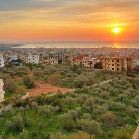 Mdrn Sea View Flat 5 mins Jiyeh & Damour Resorts, hotel em Barja
