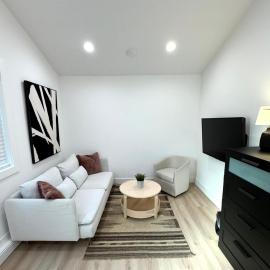 Modern and Cozy Private Studio، فندق في لينوود