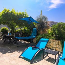House Zrile with garden and jacuzzi, hotell i Baška