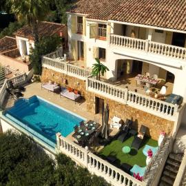 Chambre avec piscine, jacuzzi, vue mer et montagne, plage à pied