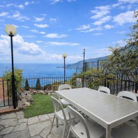 Il Balcone della Liguria- Piscina Vista Mare, hotel u gradu 'Ospedaletti'