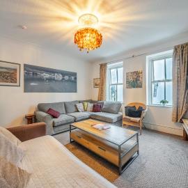 Cardiff City Centre 3BR Home with Fireplace