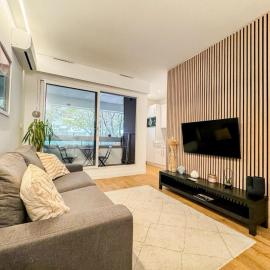 Studio clim & terrasse - free parking - 100m de la mer