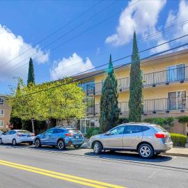 Peaceful Family Friendly 2BR 2BA Entire Apt Unit in Belmont Hill, hotell i Belmont