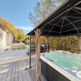 Elegant countryside retreat with pool & jacuzzi