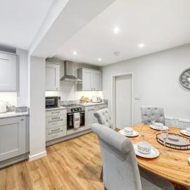 Sleeps 8 3bedroom House, Harlaxton Garden Driveway, Hotel in Harlaxton