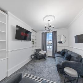 HOP Homes-Spacious 4BR Home with Private Parking and WiFi, ξενοδοχείο σε Γκρέιβσεντ