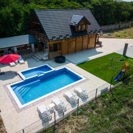 Danube View Villa with Pool, Jacuzzi & Family Yard by Destination GREEN Croatia, khách sạn ở Vukovar